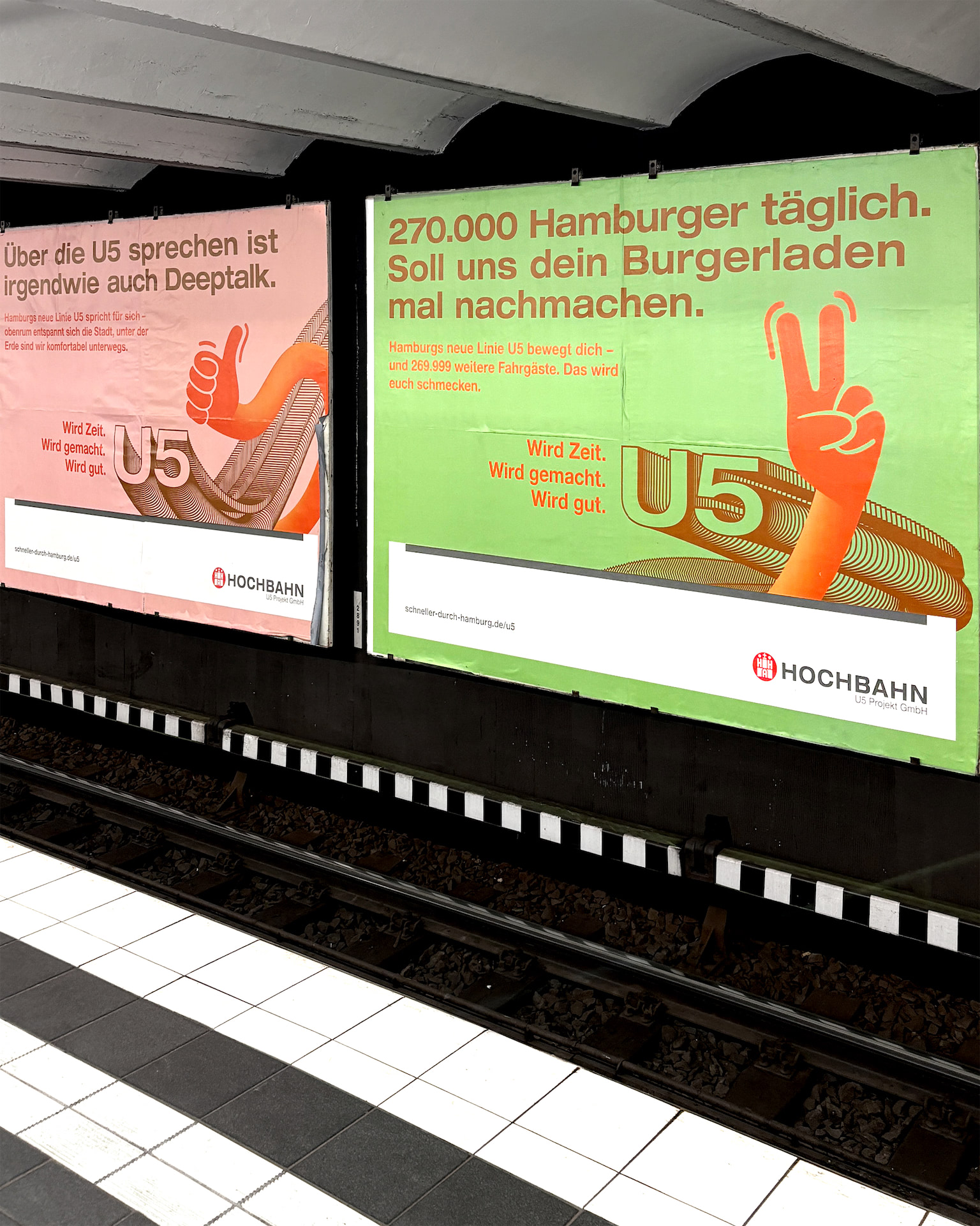 Hochbahn U5-Kampagne Plakate am Gleis &ndash; &bdquo;&Uuml;ber die U5 sprechen ist auch Deeptalk&ldquo; und &bdquo;270.000 Hamburger t&auml;glich&ldquo;