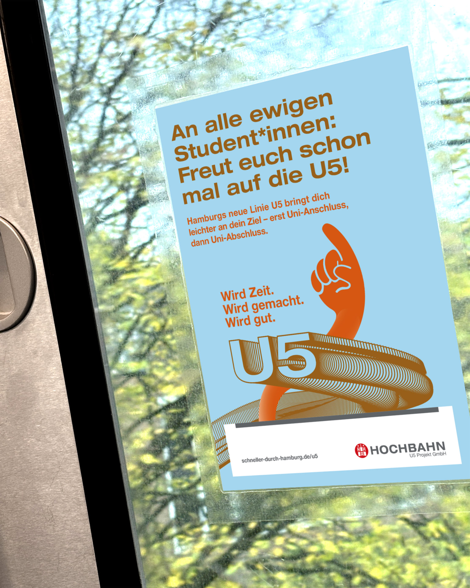 Hochbahn U5-Kampagne Plakat im Gr&uuml;nen &bdquo;An alle ewigen Student*innen&ldquo;