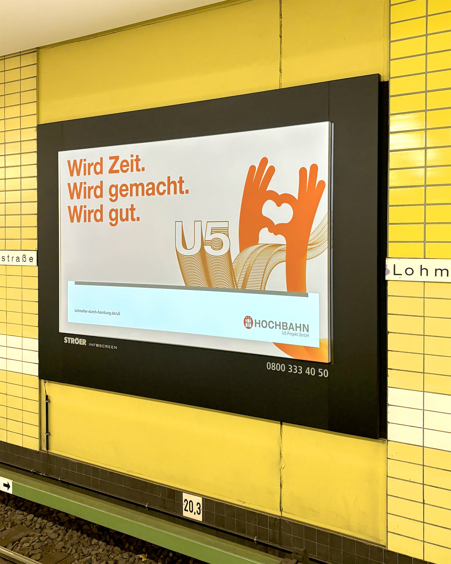 Hochbahn U5-Kampagne Infoscreen-Plakat mit Herz-Geste
