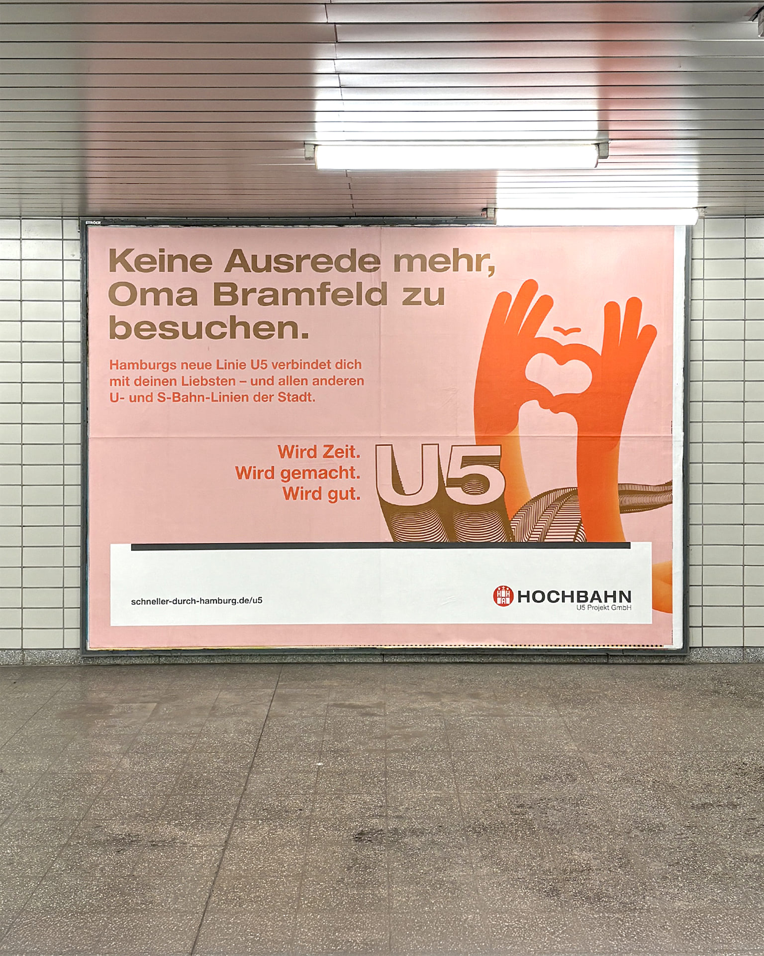 Hochbahn U5-Kampagne Plakat &bdquo;Oma Bramfeld besuchen&ldquo; mit Herz-Geste