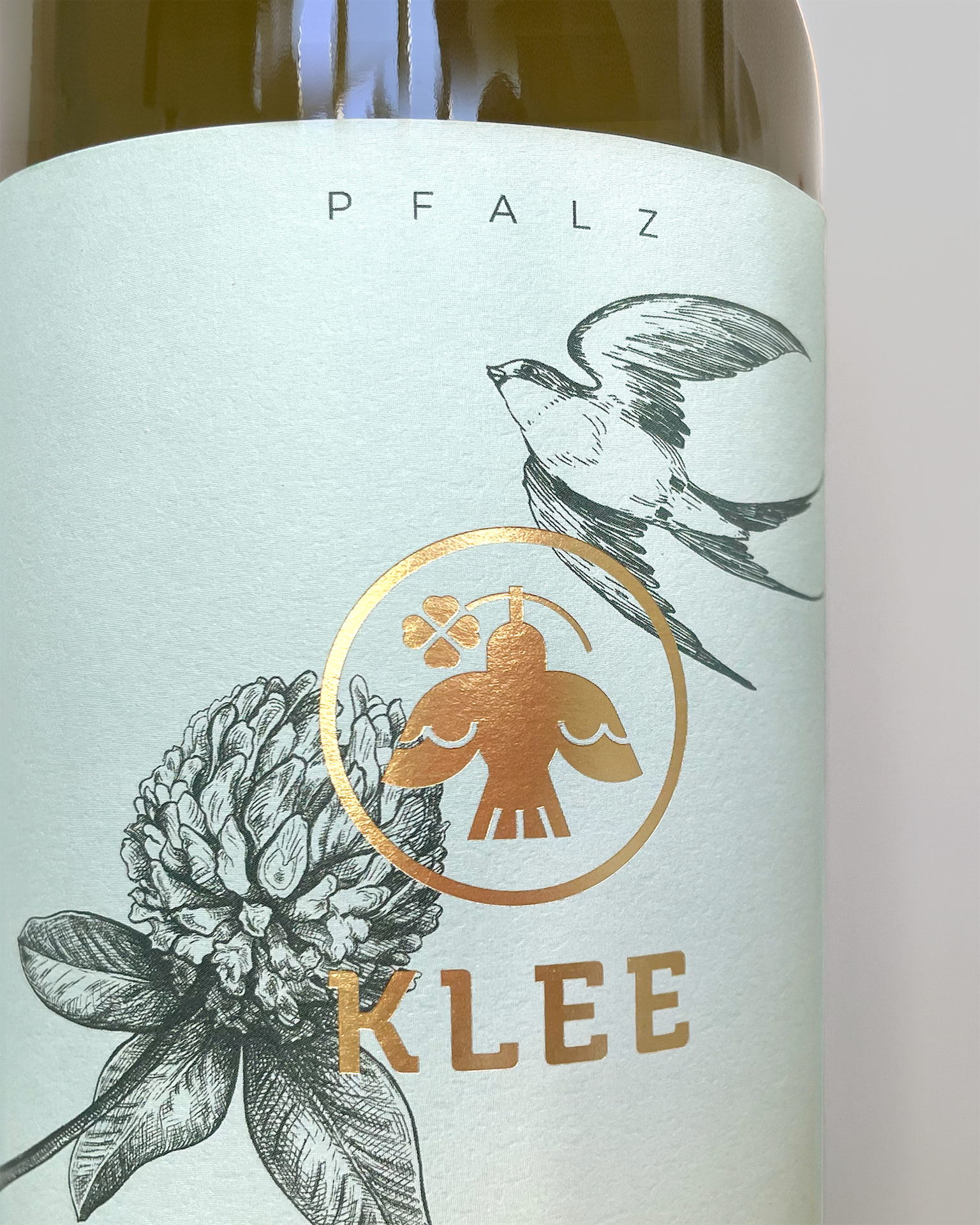 KLEE Weinetikett Nahaufnahme mit Goldpr&auml;gung