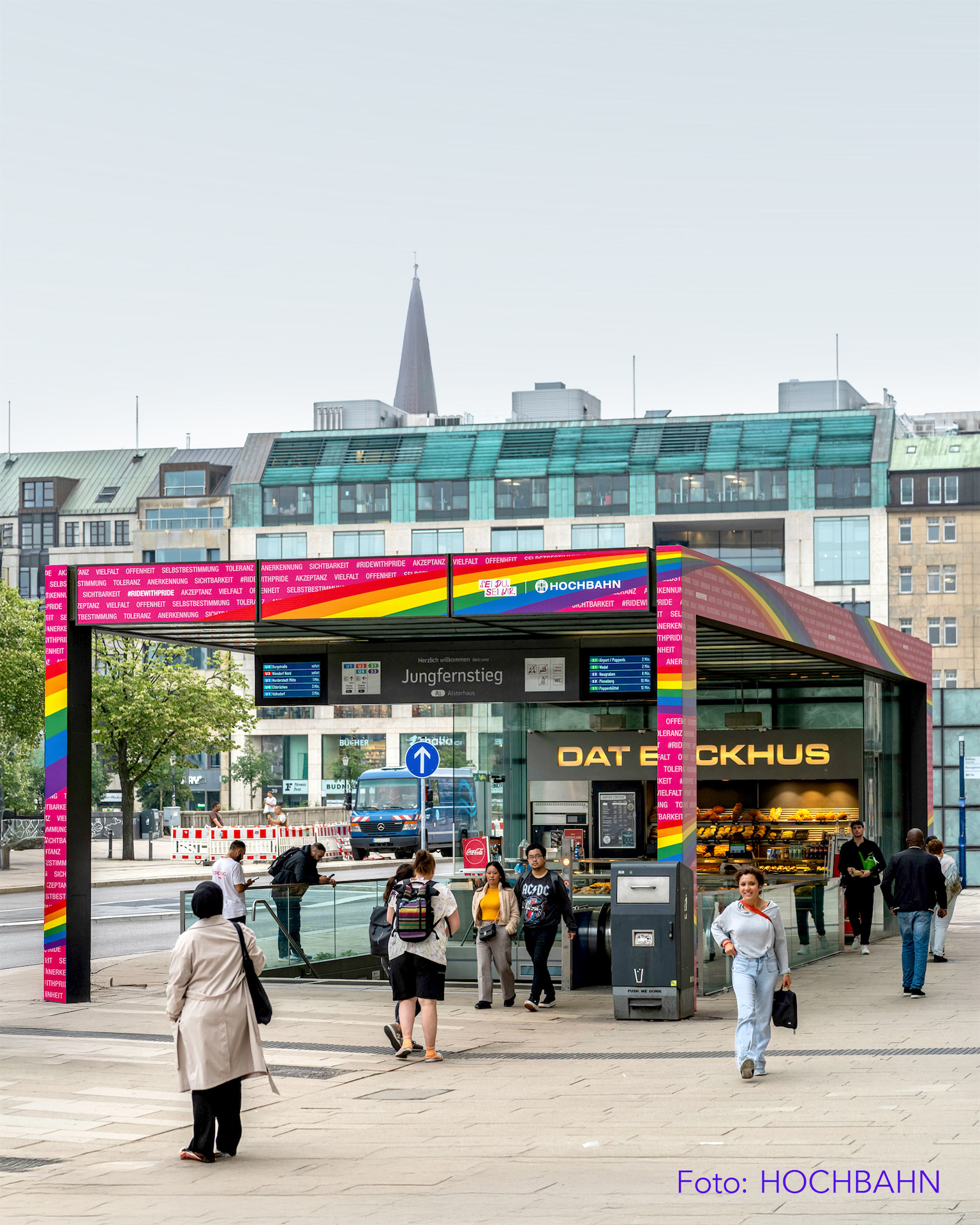 Eingang Jungfernstieg Hamburger Hochbahn AG mit CSD 2025 Design